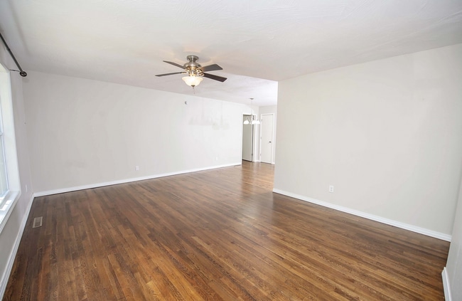 Building Photo - Privacy Fenced, 3 bed 3 bath in South Springfield (Ask about our special)