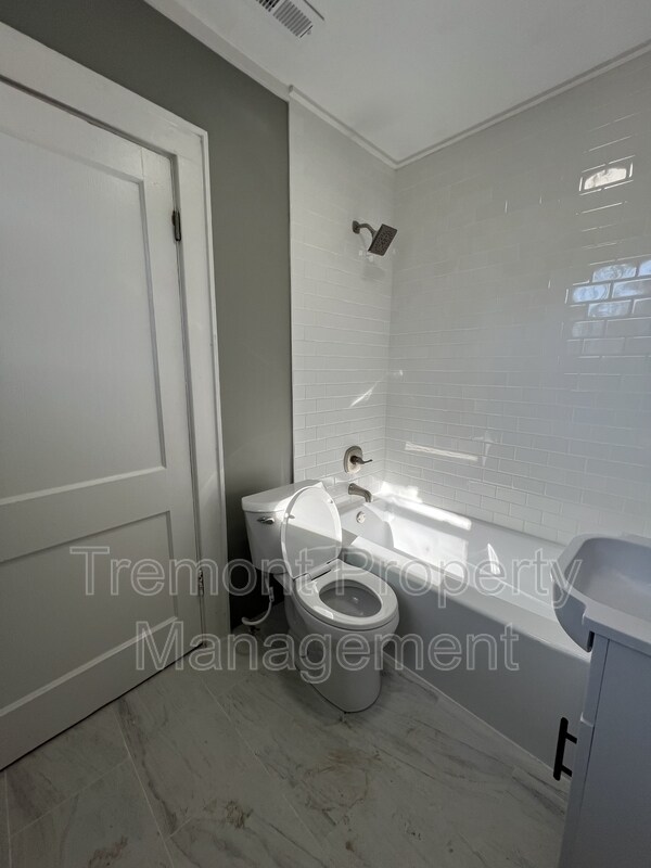 Building Photo - 726 Henderson Ave