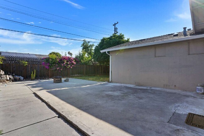 Building Photo - 229 Seabiscuit Dr