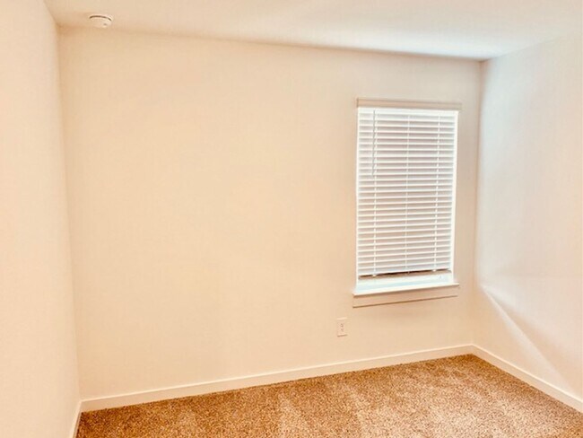 Building Photo - Grand Entry W/High Ceilings! Gorgeous Ligh...
