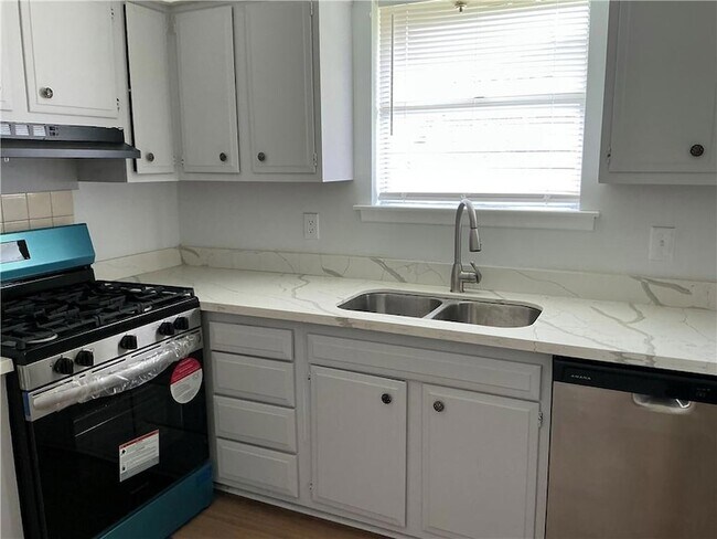 Building Photo - 5008 Academy Dr