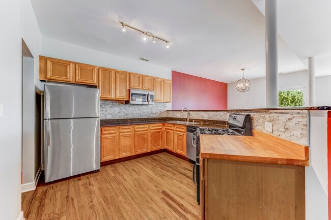 Building Photo - 102 N Hamlin Ave