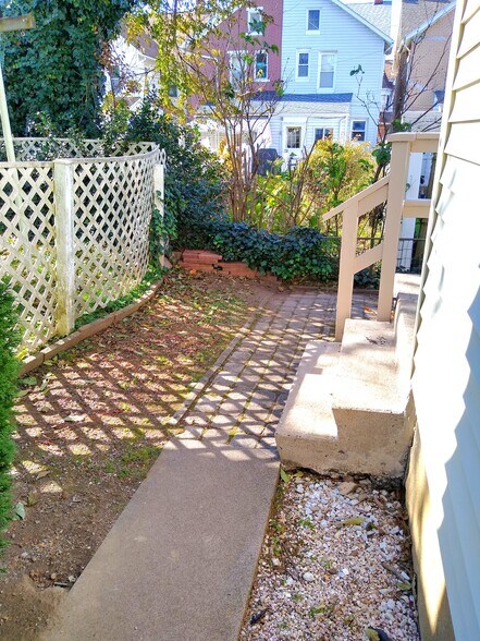 Side yard/back patio - 513 Hanover St