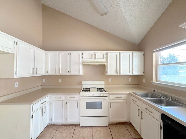 Building Photo - Northeast El Paso 3 Bed/2 Bath