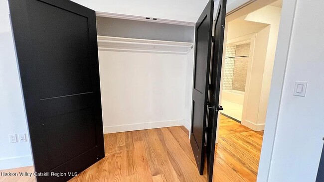 Building Photo - 406 Main St