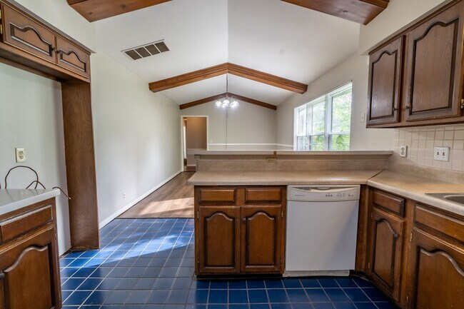 Building Photo - 4 Bed / 2 Bath In South Tulsa!