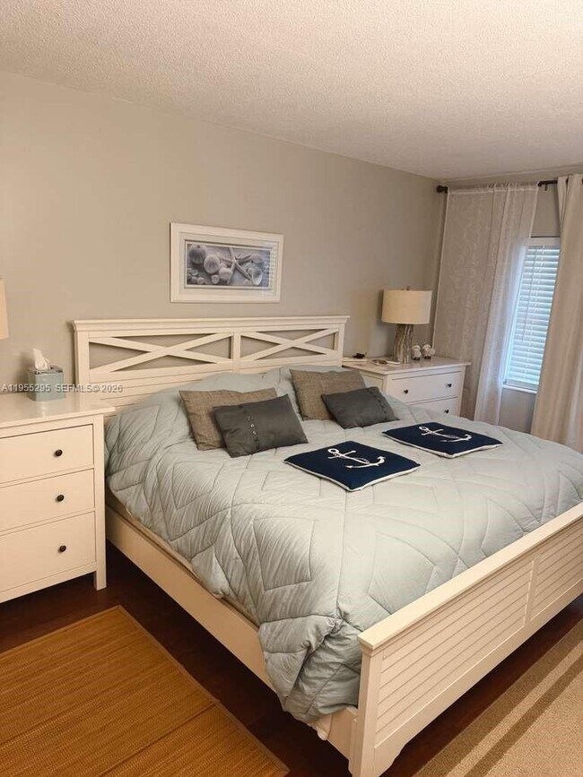 Building Photo - 400 Kings Point Dr