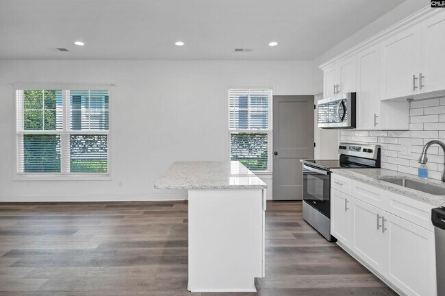 Building Photo - 2035 Rosewood Dr