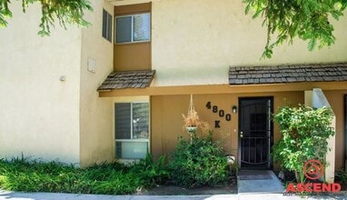 Building Photo - Central Bakersfield Condo!