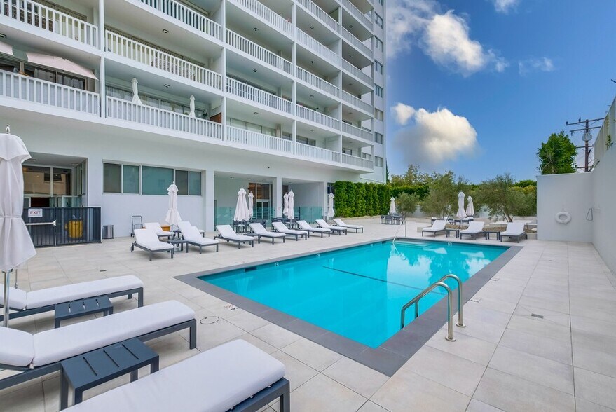 Resort style pool with towels provided - 999 N Doheny Dr