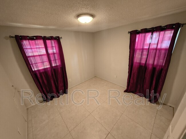 Building Photo - 561 Laura Ln