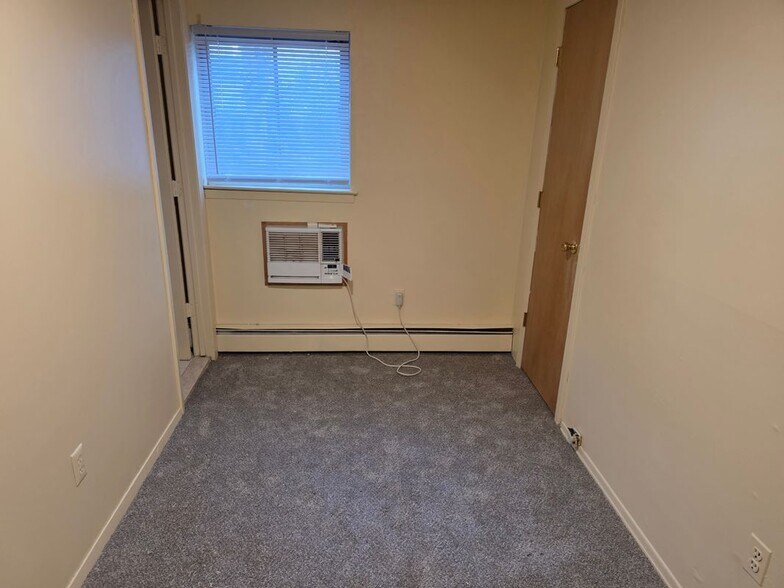 Building Photo - 1707 Meadowbrook Rd