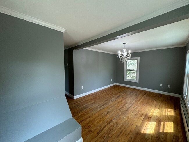 Building Photo - 2nd Floor 1 Bedroom Apartment with Bonus Room