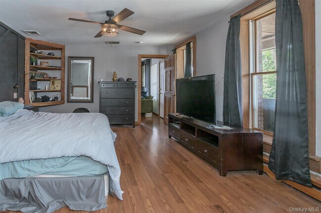 Building Photo - 31 Main St