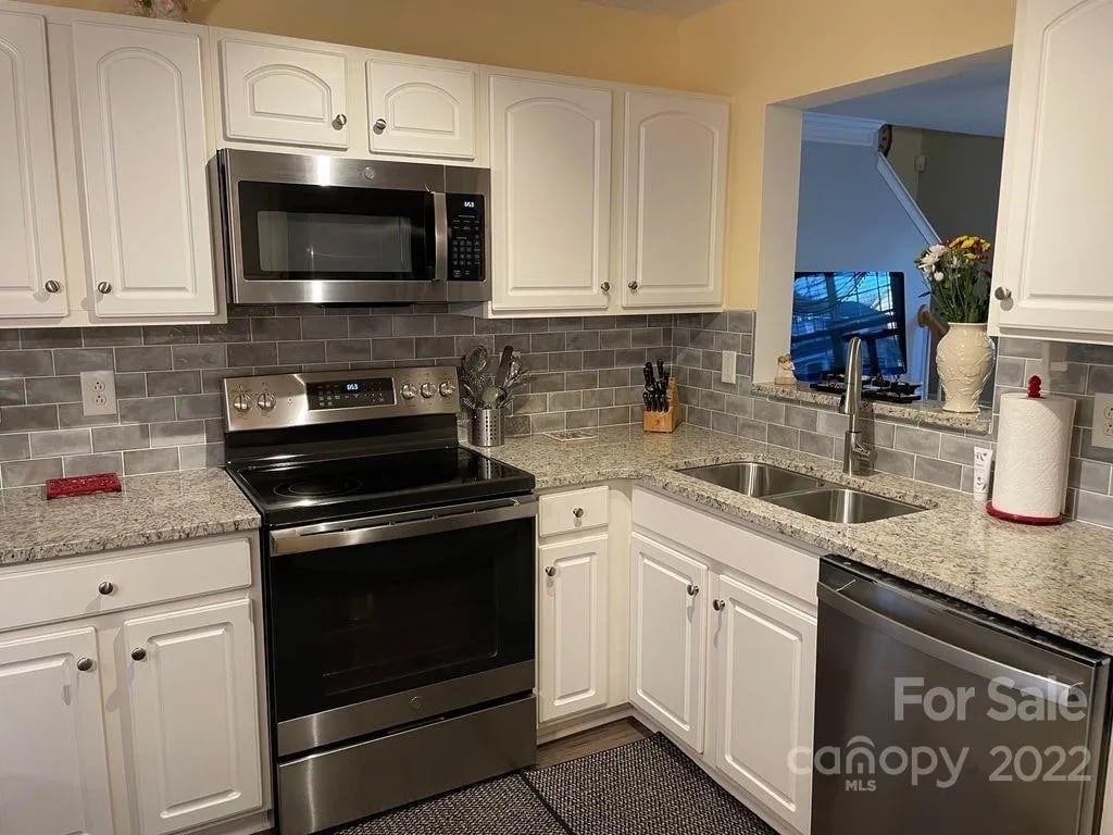 Building Photo - Room in House on Meadowcreek Village Dr