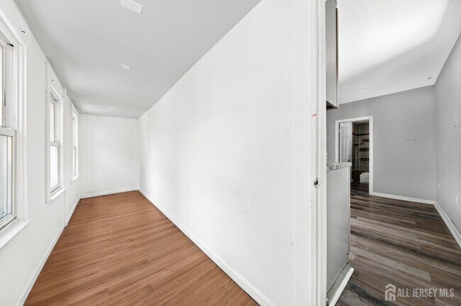Building Photo - 133 Smith St