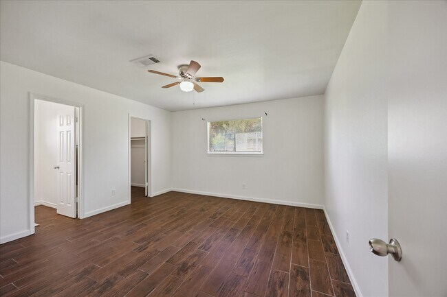 Building Photo - 1217 E Brown Ln