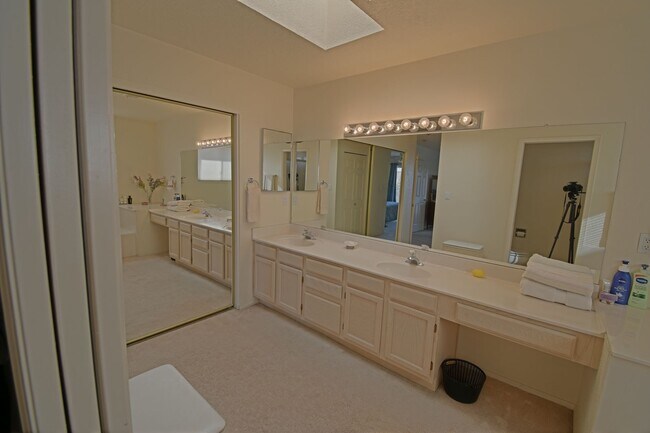 Building Photo - 4BD/3BA Available for Move In! Northeast Heights