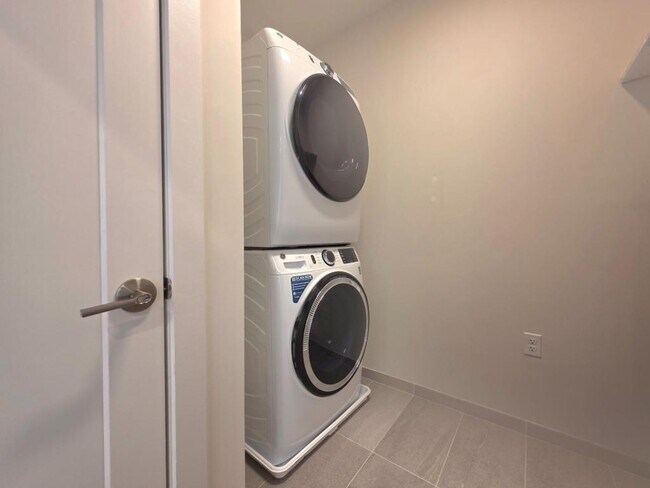 Building Photo - 737 Swann Ave