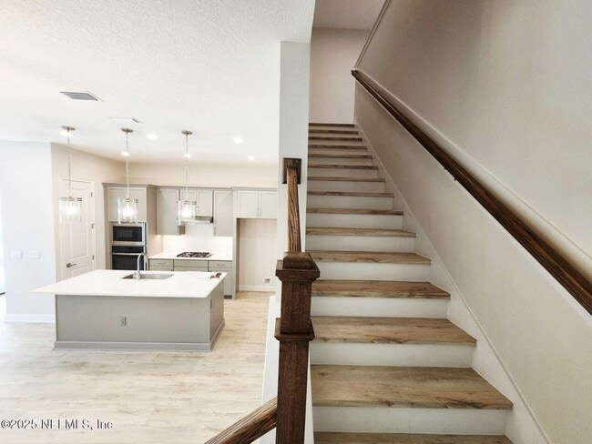 Building Photo - 541 Crestview Dr
