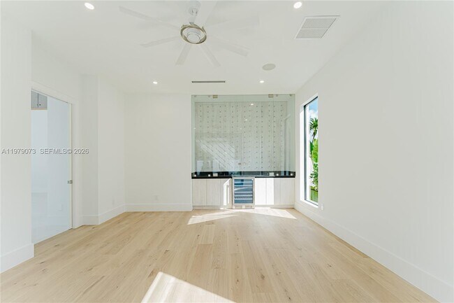 Building Photo - 464 NE 6th St