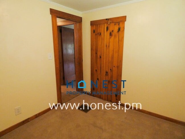 Building Photo - 523 Memorial Dr