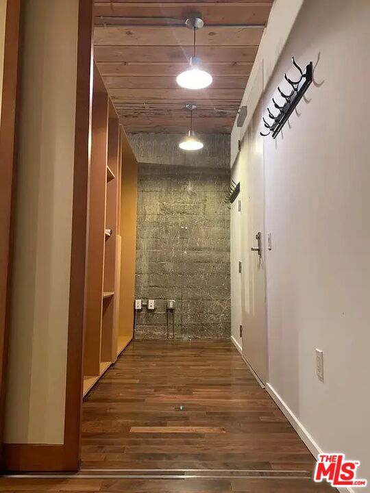 Building Photo - 530 S Hewitt St