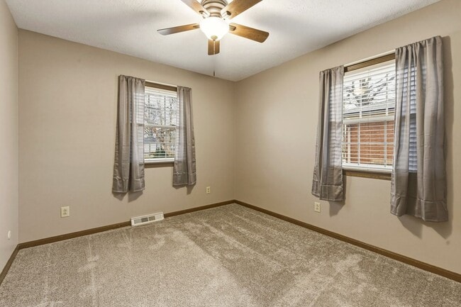 Building Photo - 3 bedroom 2 bath home located just off Grantline Rd.