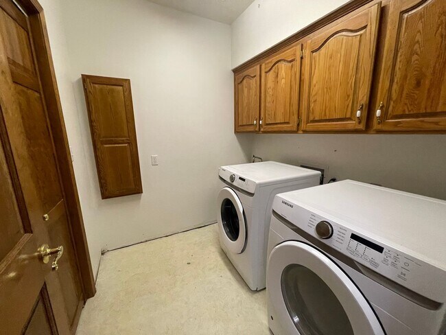 Building Photo - Beautiful 4 bedroom 4 bath 2 car garage - ...