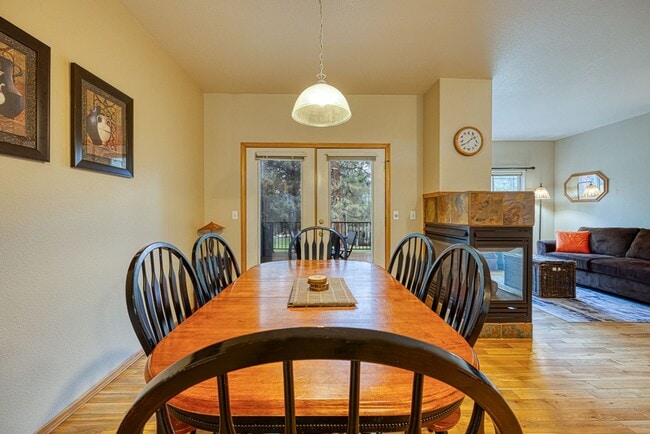 Building Photo - Fully Furnished Running Y Townhouse