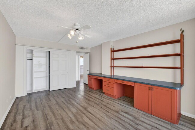 Building Photo - 134 Lakeshore Dr