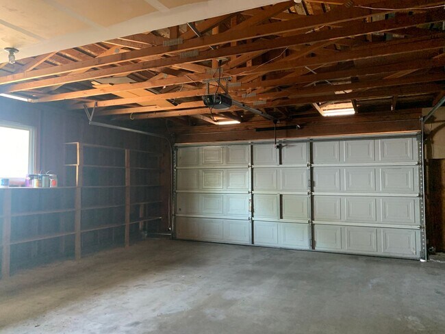 Building Photo - Make this your new home!