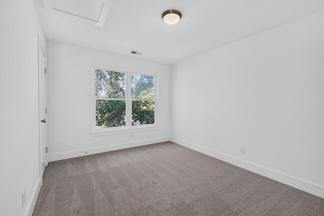 Building Photo - 617 Eastboro Dr