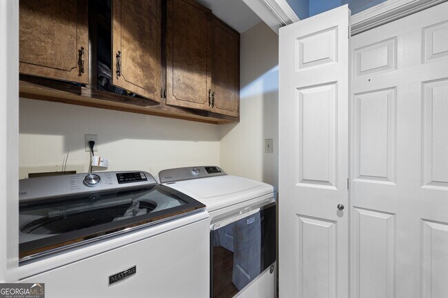 Building Photo - 2076 Lake Ridge Terrace