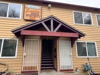 Building Photo - 2bed/1 Bath Second Level Unit on Near SE Powell/Ross Island Bridge