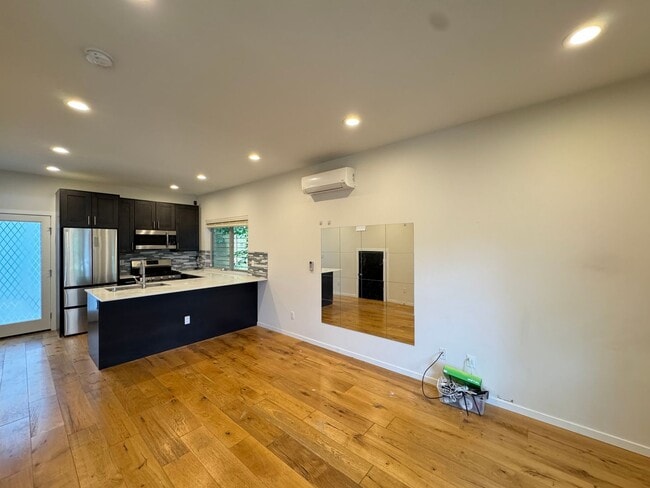 Building Photo - Modern 2018 Townhome with Rooftop Deck Nea...