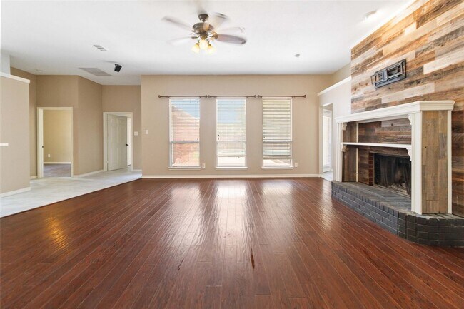 Building Photo - 2502 Chapel Hill Dr