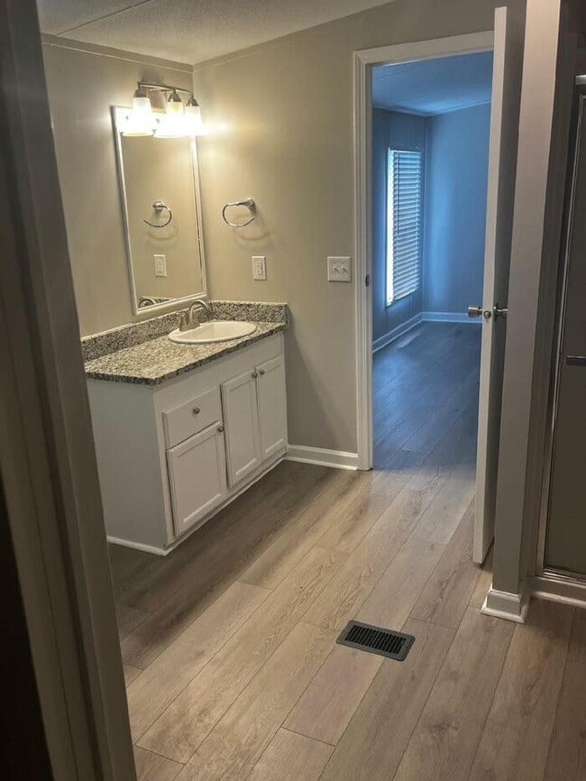Building Photo - 4 Bedrooms 3 Bath