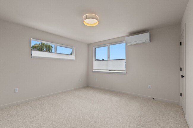 Building Photo - 2bd/1.75ba Seattle Home