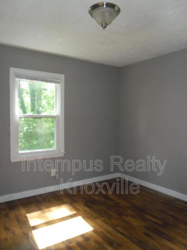 Building Photo - 805 Centeroak Dr