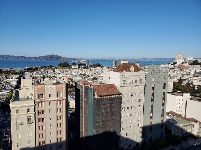 Building Photo - Renovated Pacific Heights 2x2 Condo with g...