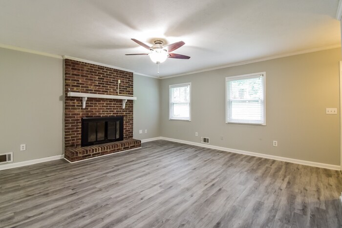 Building Photo - 310 Victoria Dr