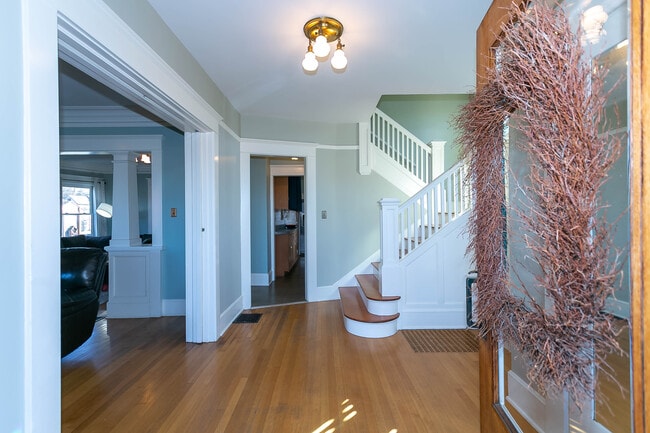 Foyer - 718 NE Dekum St