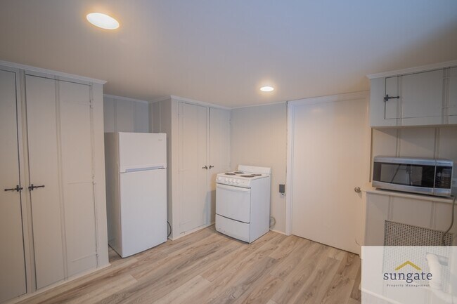 Building Photo - 3043 Pinewood Ave