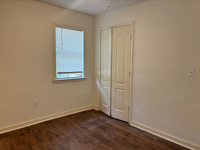 Building Photo - 410 Oneida Ave