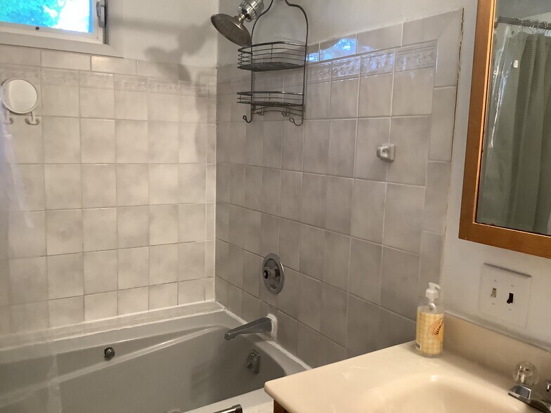 Building Photo - 5077 W Lake Rd