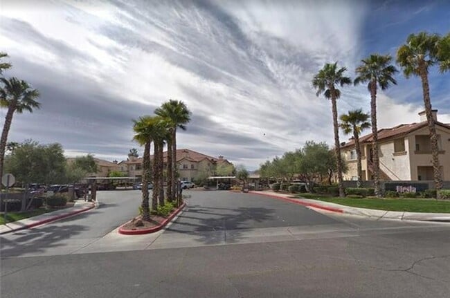 Building Photo - 3 bedroom/ 2 bath condo A Must See