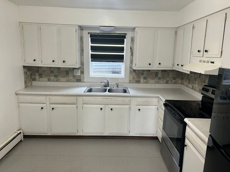 Building Photo - 1720 E 12th St