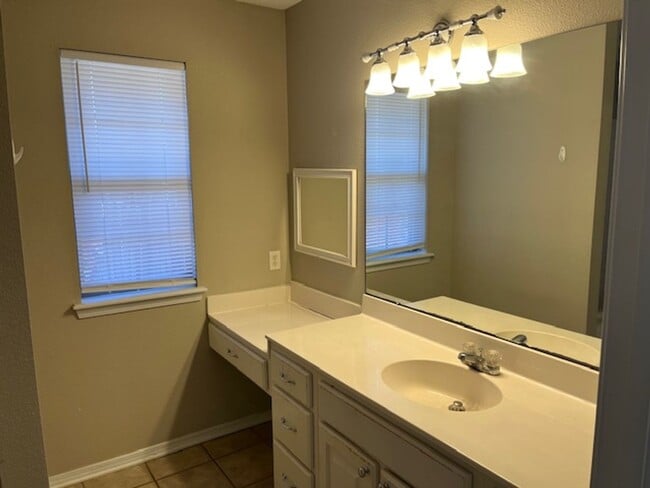 Building Photo - Introducing a charming 3-bedroom, 2-bathroom house located in the desirable area of Russellville,...