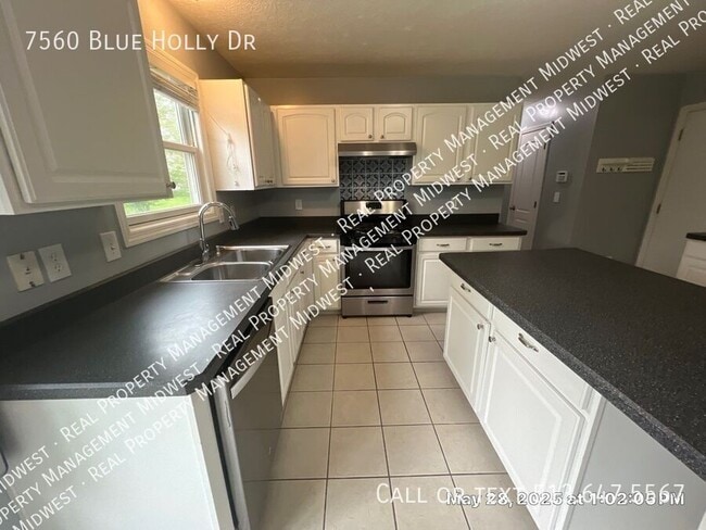 Building Photo - 7560 Blue Holly Dr